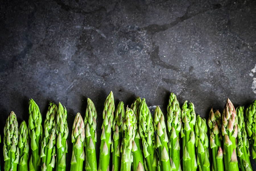 esparragos y verduras de temporada